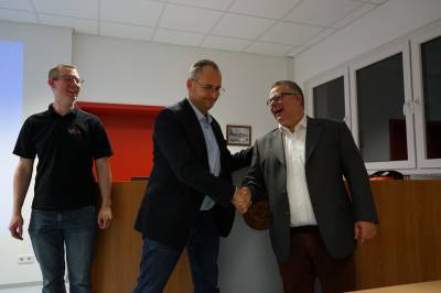 Der Brgermeister von Eppertshausen - Carsten Helfmann gratuliert Joachim Schledt zur Nominierung als Brgermeister Kandidaten fr Mnster.