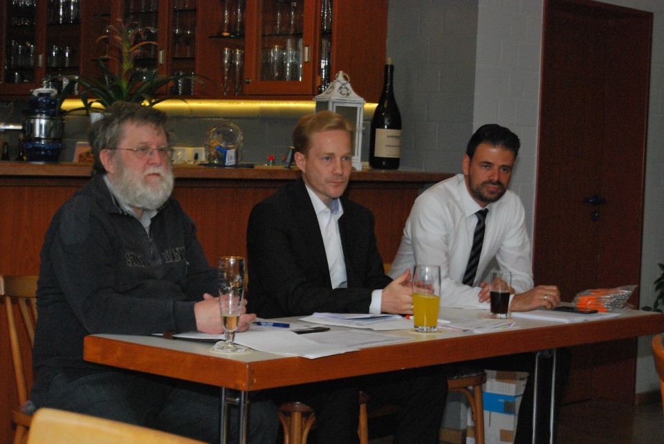 Peter Waldmann (stellvertretender CDU-Vorsitzender, Thomas Heinz (Vorsitzender) und Thorsten Schrod (Fraktionsvorsitzender) am Podiumstisch stellten sich den Fragen der CDU-Mitglieder